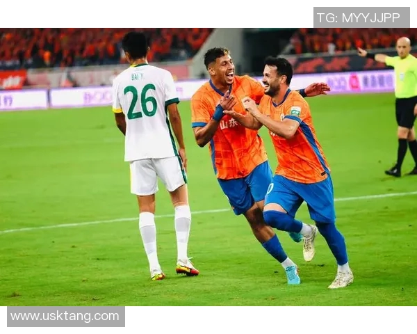 学生们齐声念出足球明星名字展现热爱与激情